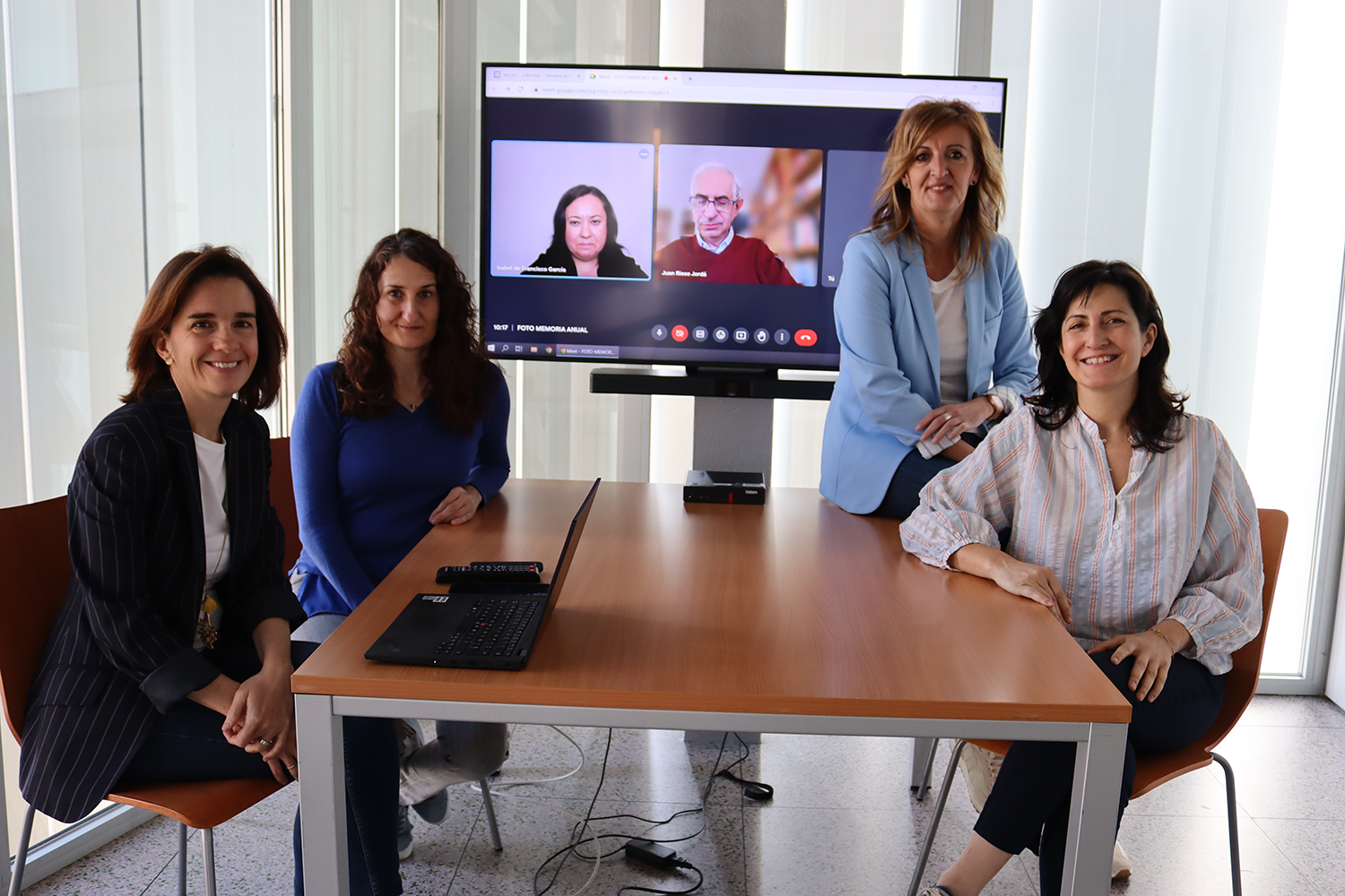 Equipo de la oficina de Proyectos posando a cámara