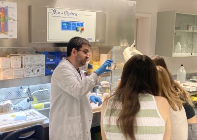 Foto de personas visitando el servicio científico técnico de Anatomía Patalógica del IACS, con técnico mostrando las instalaciones