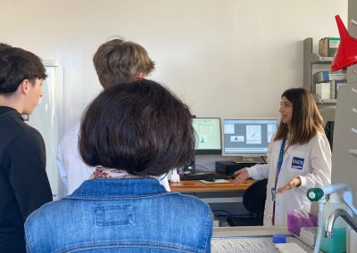 Foto de personas visitando el servicio científico técnico de Anatomía Patalógica del IACS, con técnico mostrando las instalaciones