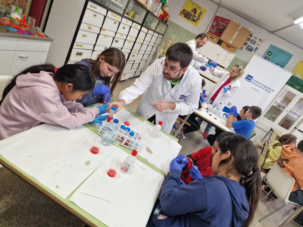 Alumnos del colegio López y López experimentando con el ADN