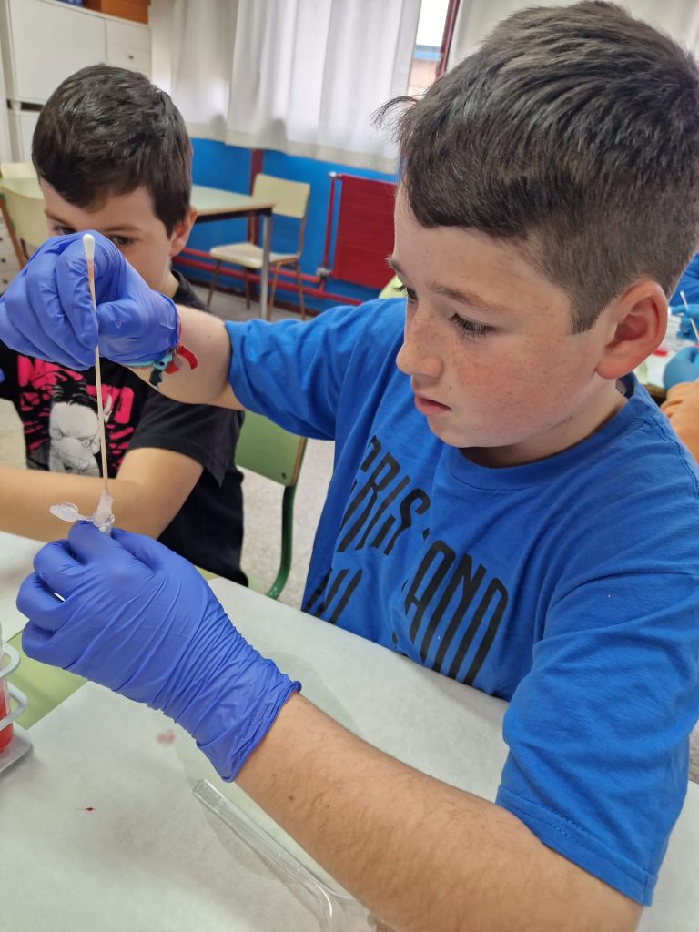 Alumnos del colegio López y López experimentando con el ADN