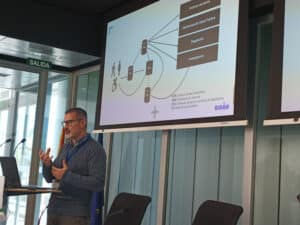 Carlos Tellería explica BIGAN en el salón de actos del CIBA en la reunión interna de twinning de Procure4Health el 11 de abril