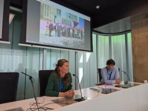 Elena Gonzalvo y Carlos Larrañeta clausuran la reunión interna twinning de procure4health en el salón de actos del CIBA el 11 de abril de 2024