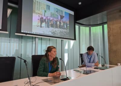 Elena Gonzalvo y Carlos Larrañeta clausuran la reunión interna twinning de procure4health en el salón de actos del CIBA el 11 de abril de 2024