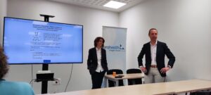 Elena Portero en la sala donde se realizó la exposición, minutos antes de empezar