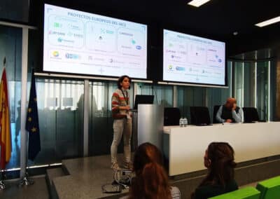 Elena Portero explica los proyectos en los que participa el IACS en l salón de actos del CIBA a los asistentes de la reunión interna de twinning de Procure4Health el 11 de abril