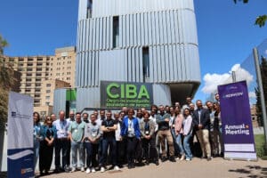 Foto de grupo del encuentro anual de Hervcov frente a la fachada del CIBA, 20 de mayo de 2024 en Zaragoza