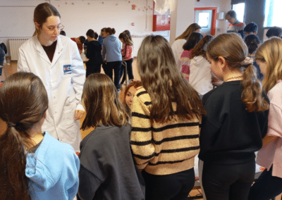 Personal del IACS en el colegio Gil Tarín con escolares de 5º de primaria en el taller por el 11 febrero 2025