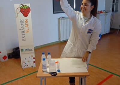 Personal del IACS en el colegio Gil Tarín con escolares de 5º de primaria en el taller por el 11 febrero 2025