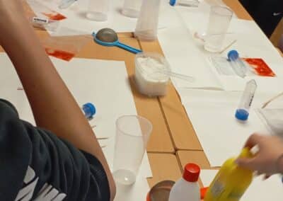 Personal del IACS en el colegio Gil Tarín con escolares de 5º de primaria en el taller por el 11 febrero 2025