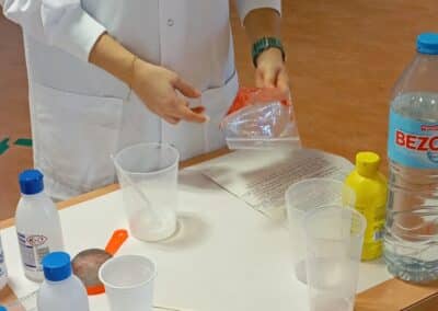 Personal del IACS en el colegio Gil Tarín con escolares de 5º de primaria en el taller por el 11 febrero 2025