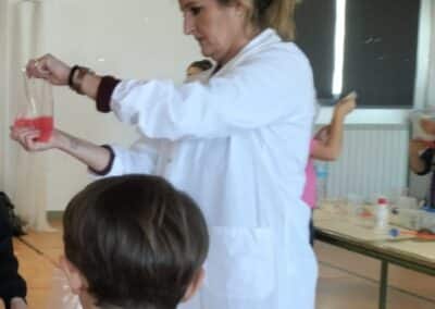 Personal del IACS en el colegio Gil Tarín con escolares de 5º de primaria en el taller por el 11 febrero 2025