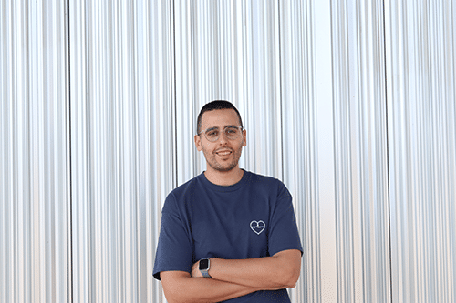 Carlos Anerillas Aljama, investigador principal del grupo de Senescencia Celular, Homeostasis y Envejecimiento del IACS, en la fachada del CIBA, septiembre de 2025