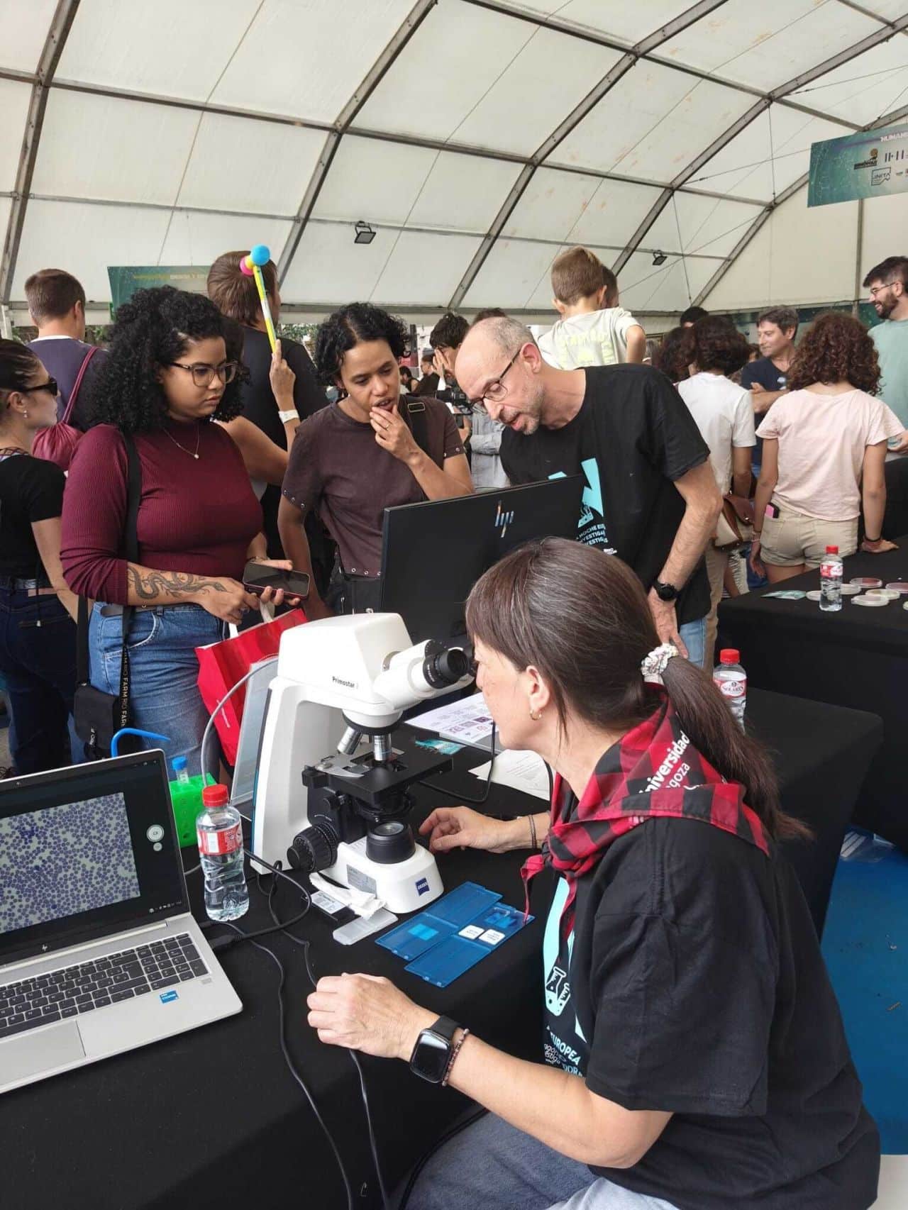 Foto del stand del IACS durante la Noche de los investigadores e investigadoras en plaza del Pilar de Zaragoza en 2025