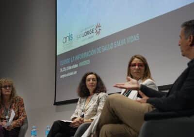 La directora del Área de Producción de Conocimiento e Innovación del IACS, Zoraida Soriano Gil, en la mesa "Cuando la salud se convierte en una amenaza para el medio ambiente" del XX Congreso Nacional de Informadores de la Salud ANIS 2025 en la Universidad San Jorge de Zaragoza (octubre 2025)