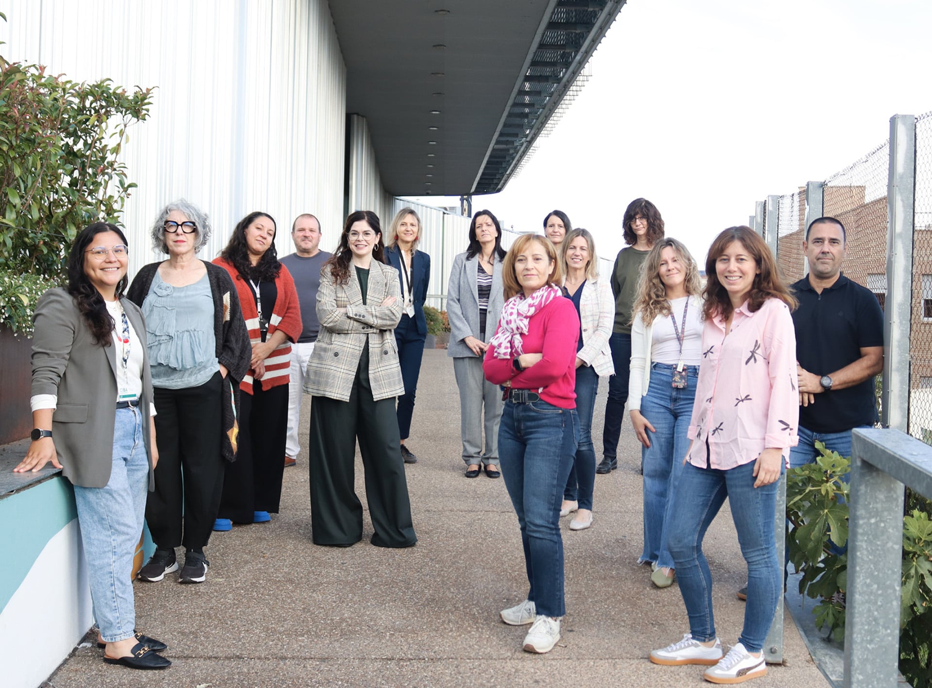 Foto del equipo humano de la Unidad de Decisiones Basadas en Evidencia del Instituto Aragonés de Ciencias de la Salud, enfrente de la entrada del Centro de Investigación Biomédica, en octubre de 2025