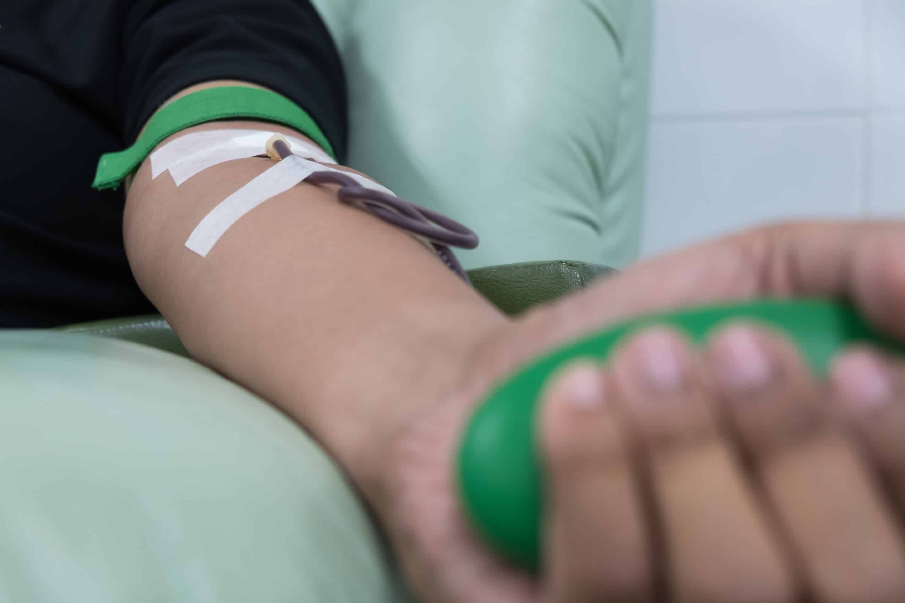Mano donando sangre