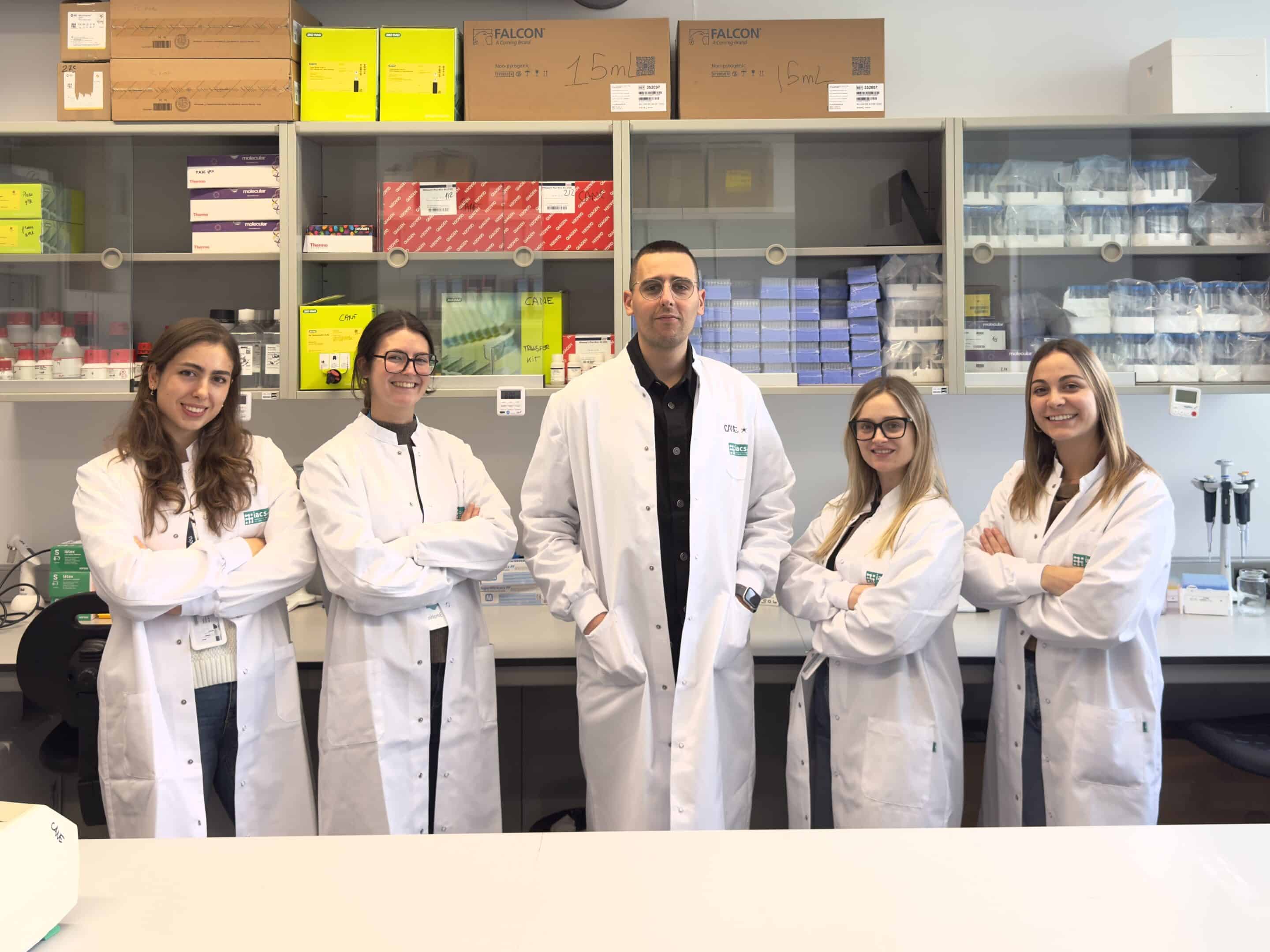 Foto de las personas integrantes del grupo de Senescencia Celular, Homeostasis y Envejecimiento del Instituto Aragonés de Ciencias de la Salud (IACS), en su laboratorio en el edificio CIBA