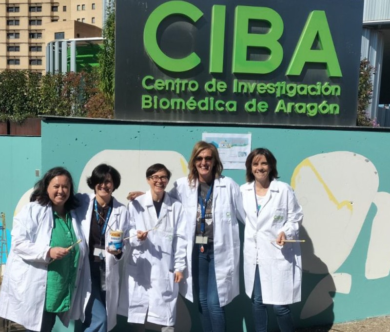 Equipo de proyectos del IACS en 2026 enfrente del muro pintado por Believe in Art del CIBA