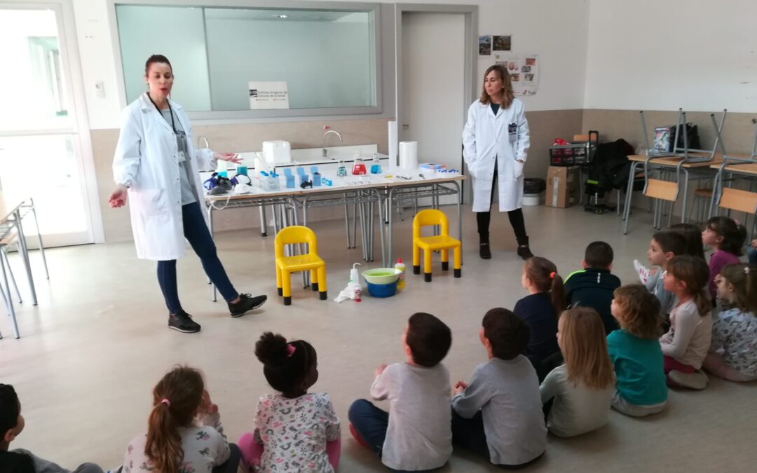 Amparo Gallur y Mª Luisa Bernad en el colegio Rosales del Canal, realizando experimentos de ciencia con la recreación de una mesa de laboratorio #díamujeryciencia #11F