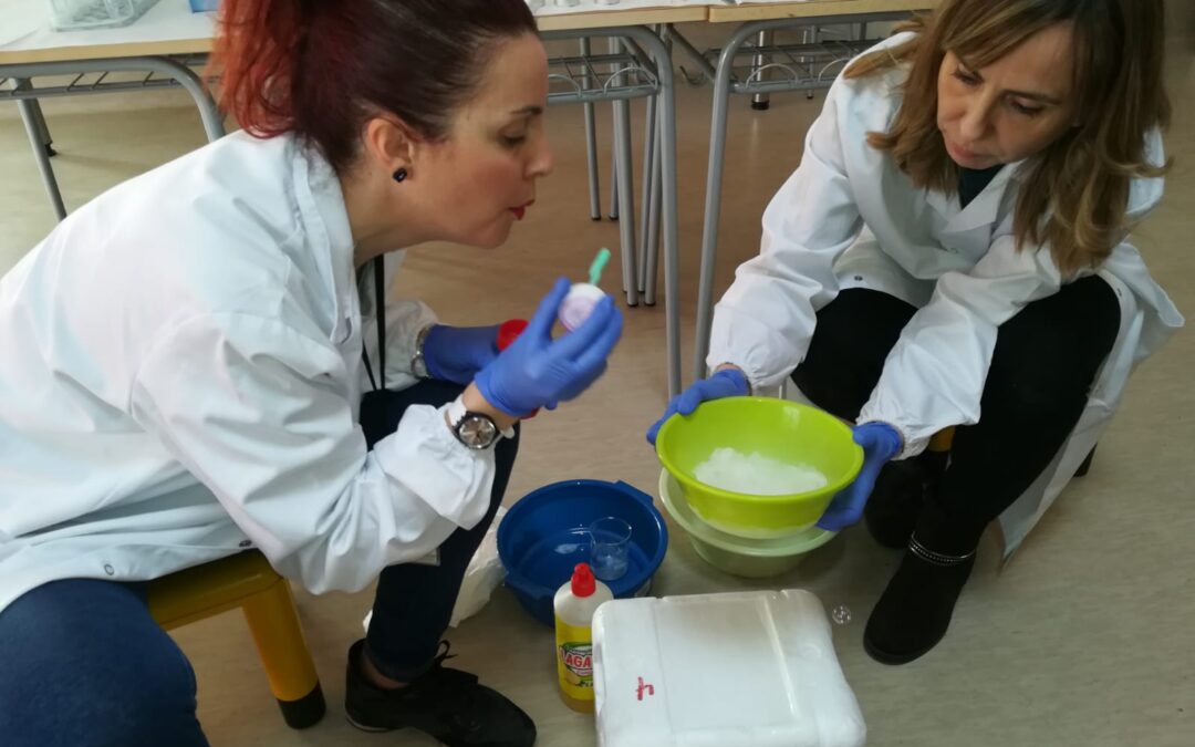 Amparo Gallur y Mª Luisa Bernad en el colegio Rosales del Canal, realizando experimentos de ciencia con la recreación de una mesa de laboratorio #díamujeryciencia #11F