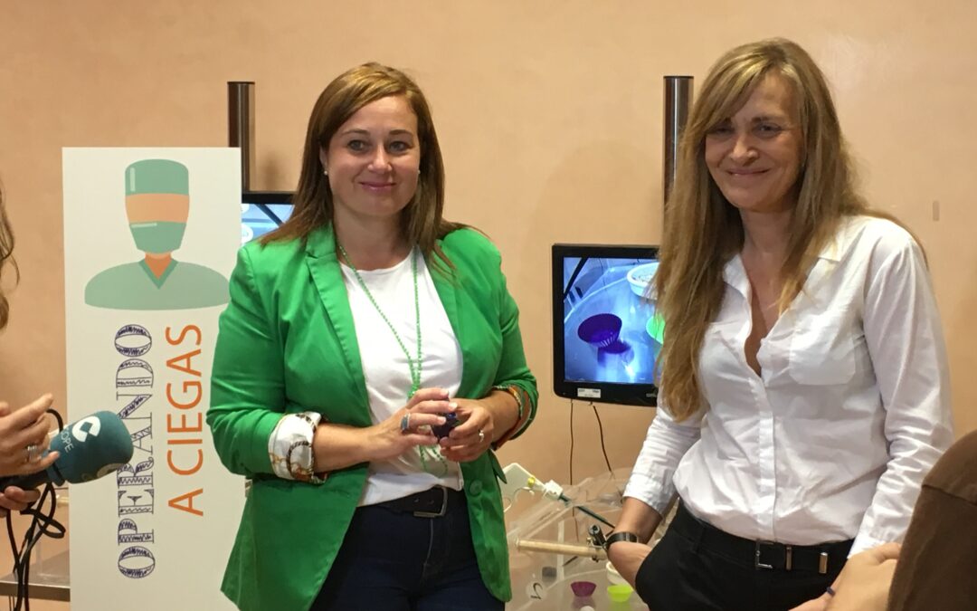 Olvido Moratinos, concejal de Turismo de Jaca, y Sandra García Armesto, directora gerente de IACS, durante la atención a medios