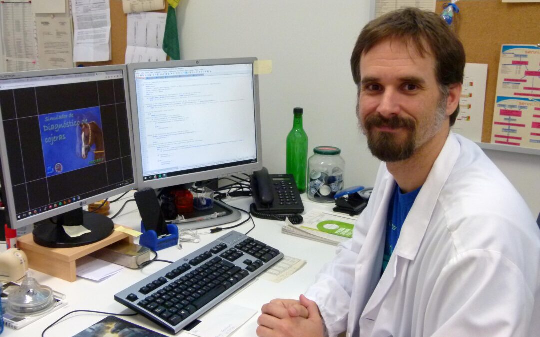 Javier Gómez-Arrue, junto al simulador galardonado