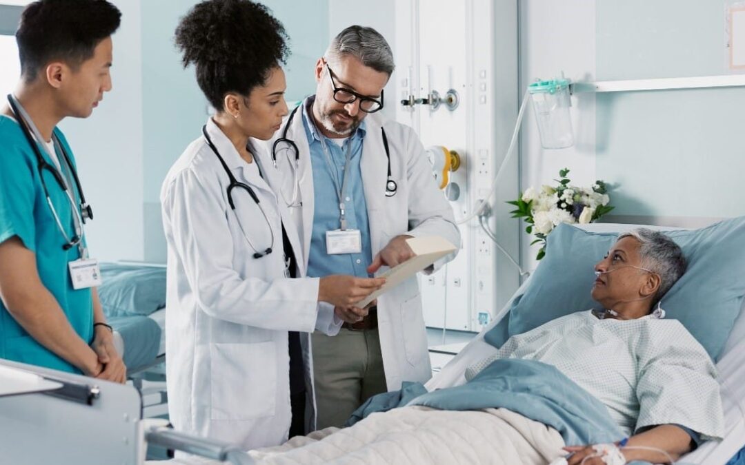 imagen habitación hospital paciente y sanitarios